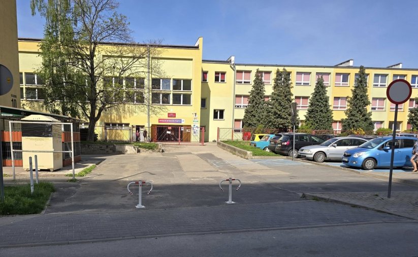 Wjazd do budynku szkoły podstawowej, w tle budynek sali gimnastycznej