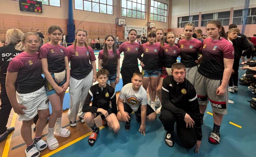 Zawodniczki i zawodnicy klubu Junior Dzierżoniów na wspólnym zdjęciu w hali sportowej