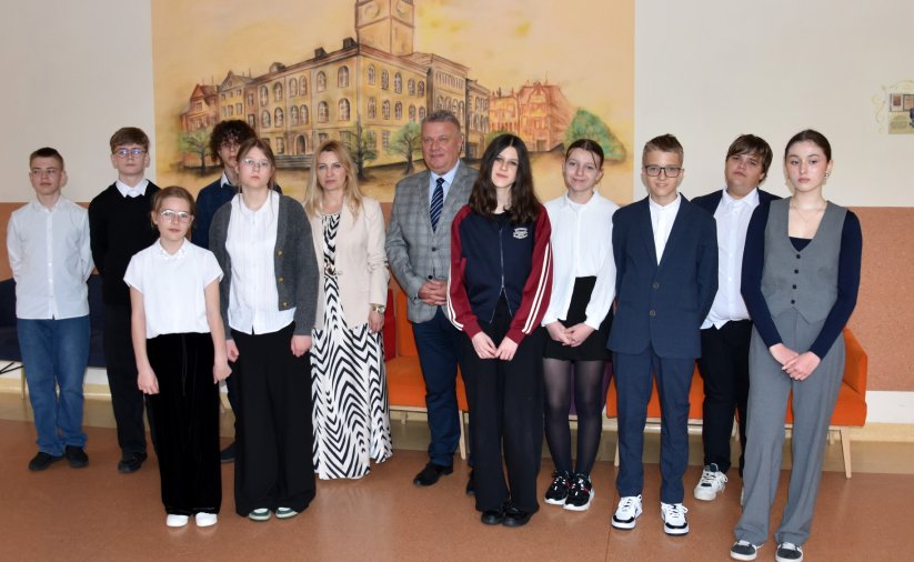 Uczestnicy konkusu na wspólnym zdjęciu, po środku burmistrz Dzierżoniowa