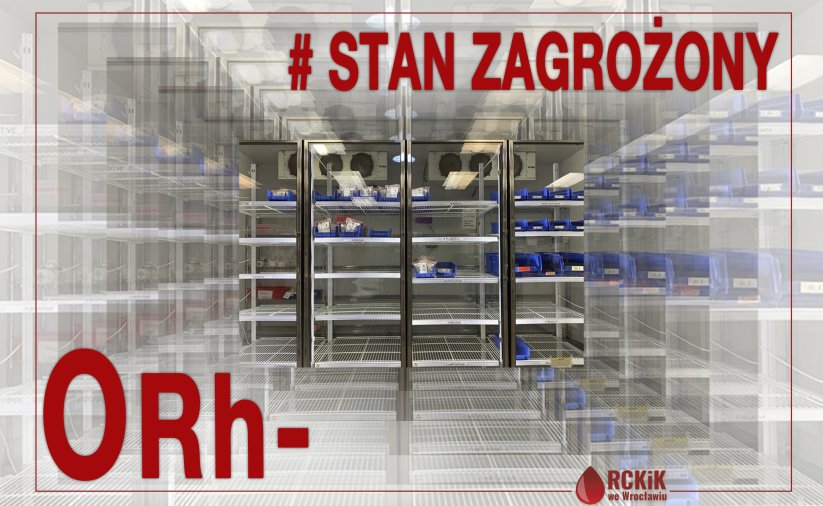 Labolatorium ze szklanymi szafami, na półkach woreczki z krwią