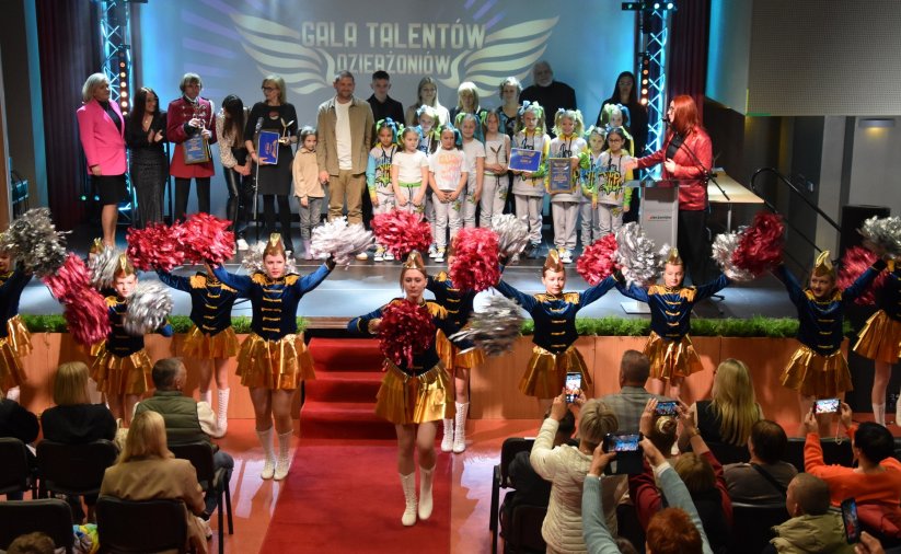 Laureaci gali talentów na scenie, przed sceną mażoretki