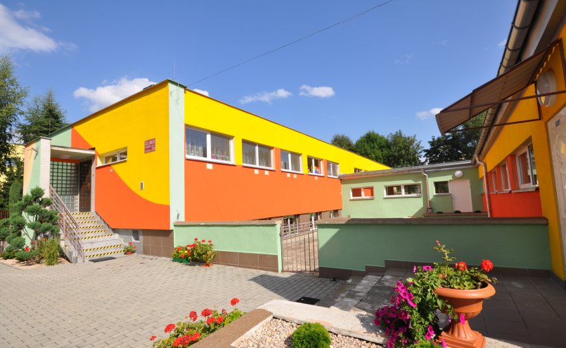 Pomarańczowo-żółty parterowy bydynek żłobka w Dzierżoniowie