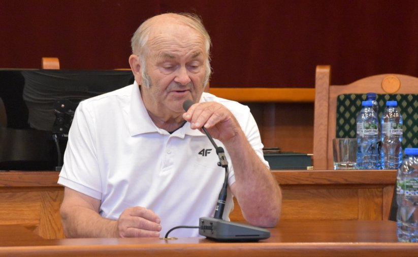 Stanisław Sienkiewicz przy mównicy podczas wystąpienia na sesji Rady Miejksiej Dzierżoiowa