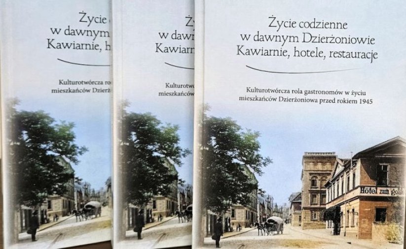 Trzy książki ustawione obok siebie, na okładce historyczne zdjęcie jednej z ulic Dzierżoniowa