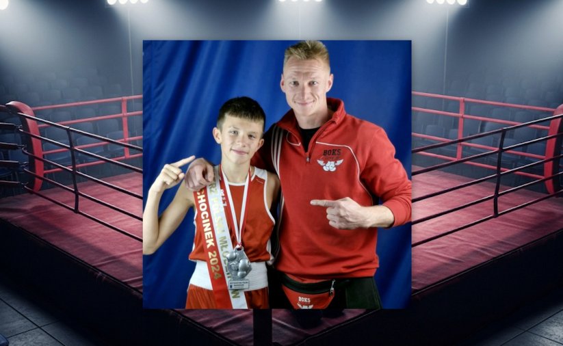 Bartek Górecki z trenerem Patrykiem Ciszewskim, w tle ring bokserski