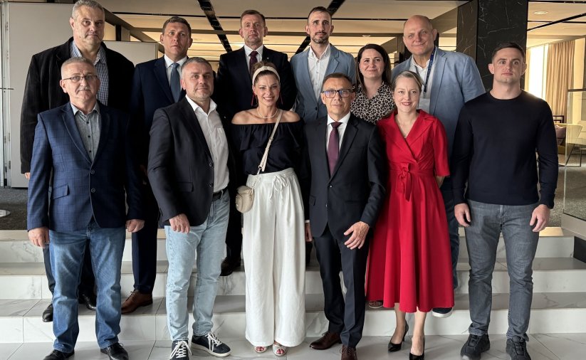 Dwunastu członków zarządu Polskiego Związku Zapaśniczego na wspólnym zdjęciu. Alicja Dydo-Warchoł w czerwonej sukience