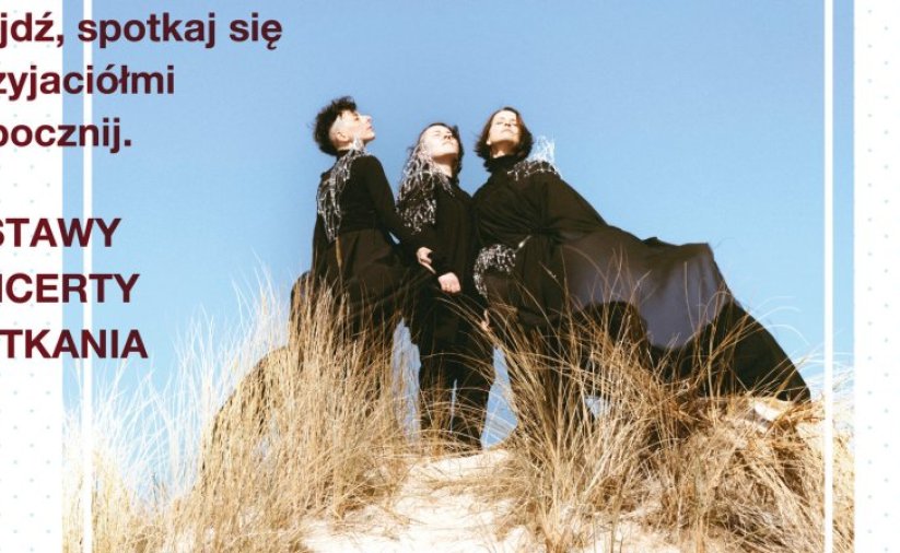 Trzy kobiety w czarnych strojach 
