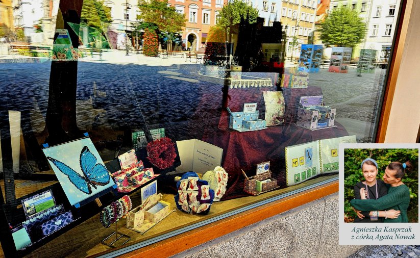 Duża witryna okienna z róznymi pracami Agnieszki Kasprzak
