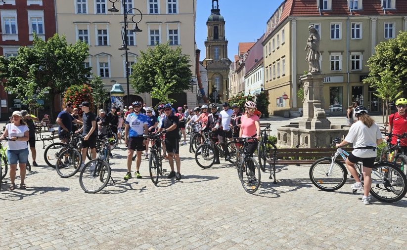 Duża grupa rowerzystów na dzierżoniowskim rynku przed wyjazdem w trasę 