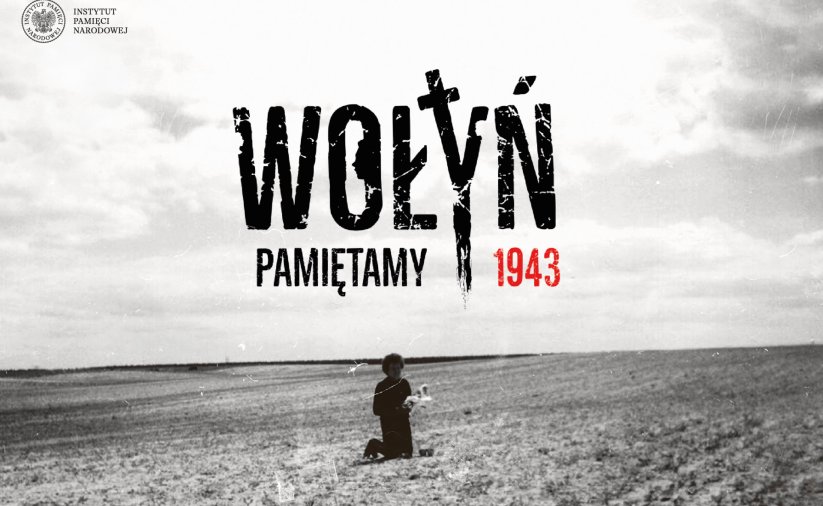 Napis Wołyń - Pamiętamy 1943 nałożony na zdjęcie osoby klęczocej na polu i trzymającej w rękach kwiaty