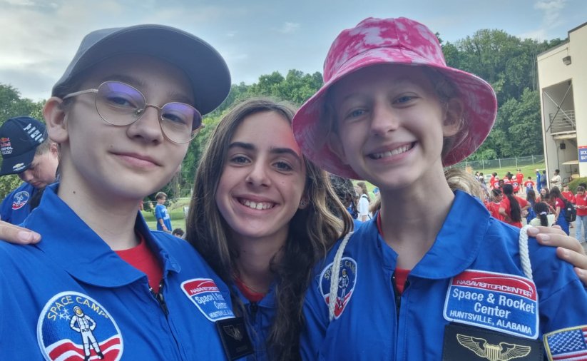 Trzy dziewczyny w strojach ze Space Camp