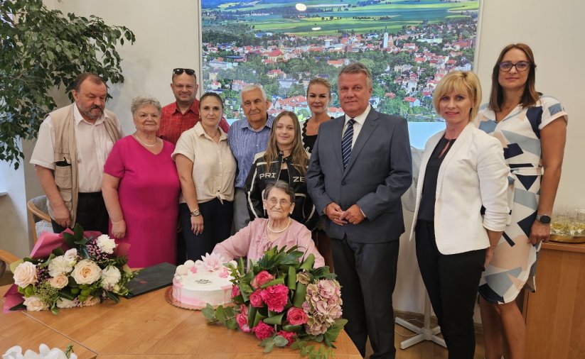 na zdjęciu jubilatka Urszula Trzuskawska, 100-latka, w otoczeniu rodziny oraz burmistrza Dariusza Kucharskiego i przedstwwicieli UM