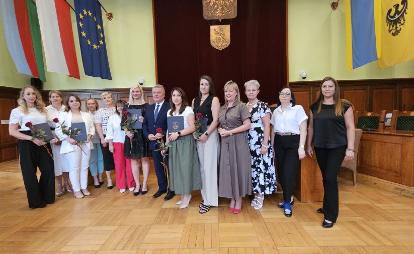 grupa nauczycielek z burmistrzem Dariuszem Kucharskim , Dorotą Pieszczuch, Marzenną Lasotą-Darowską, Anną Beker, Anetą Błaszczuk i Martą Szalińską w Sali Rycerskiej ratusza