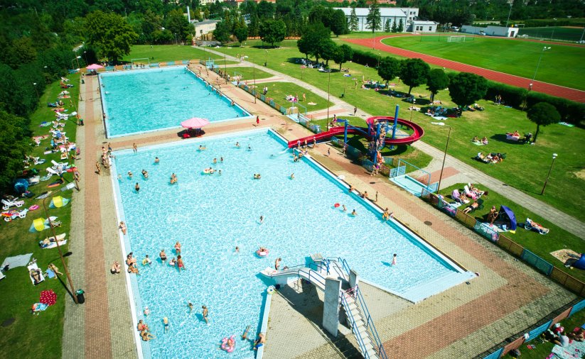 Dwa odkryte baseny na terenie ośrodka sportu w Dzierżoniowie 