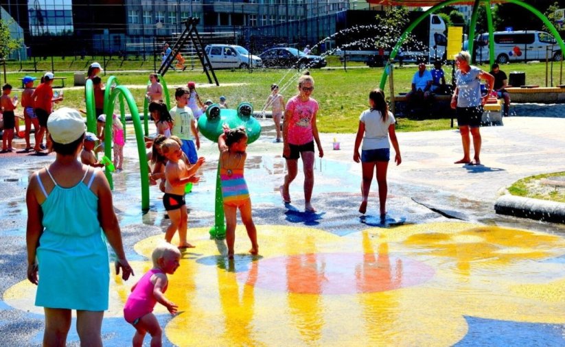 grupa dzieci bawiących się na kolorowym wodnym placu zabaw na Alei Bajkowych gwiazd w Dzierżoniowie