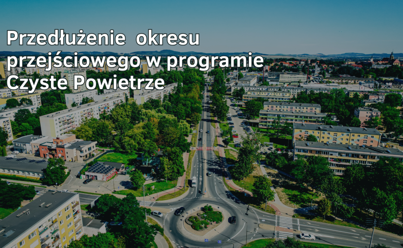 Na tle zdjęcia z lotu ptaka, na którym jest ul. Piastowska w Dzierżoniowie napis: przedłużenie okresu przejściowego w programie Czyste Powietrze