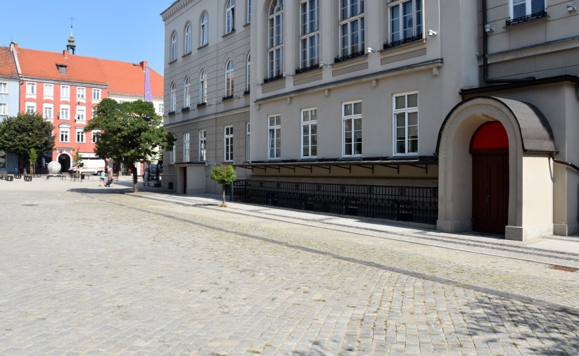 Budynek dzierżoniowskiego ratusza, na drugim planie kamienice