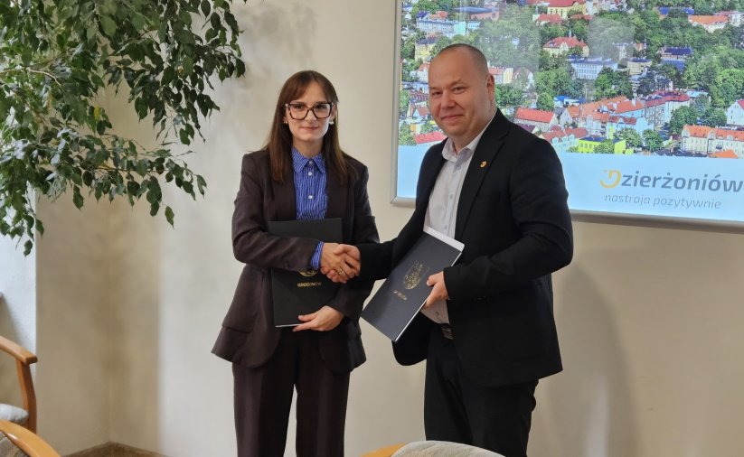 Aneta Jawna-Jachowicz, zarządca sukcesyjny firmy „Jacek Jawny Przedsiębiorstwo Wielobranżowe BAZA w spadku” z Dzierżoniowa oraz wiceburmistrz miasta Radosław Michałek