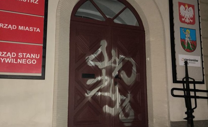 drzwi ratusza momazane sprejem przez wandala