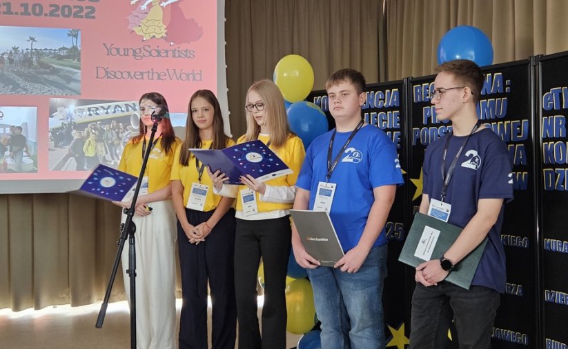 Pięcioro uczniów występujących przed uczestnikami konferencji