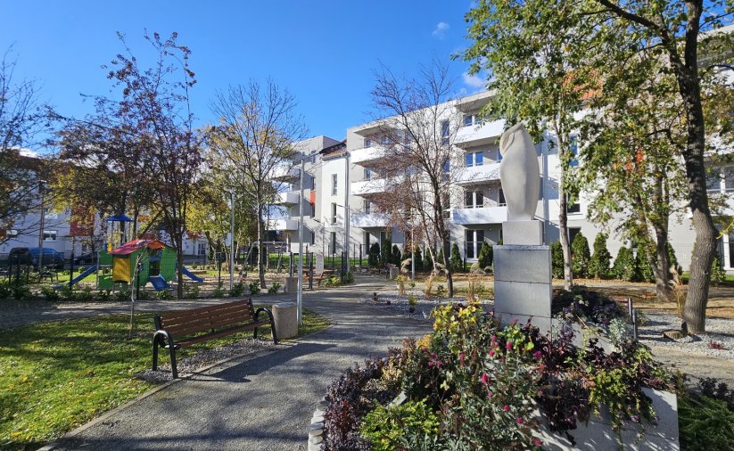 widok na budynek Sowiogórska 10 od strony skweru i placu zabaw