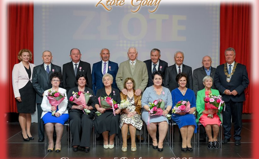 kila par seniorów, którzy obchodzą złote gody na scenie, obok burmistrz Dzierzoniowa Dariusz Kucharski i kierownik USC Monika Rehm