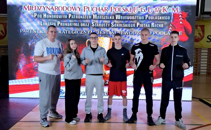 Sześcioro młodych bokserów stojących w rzędzie