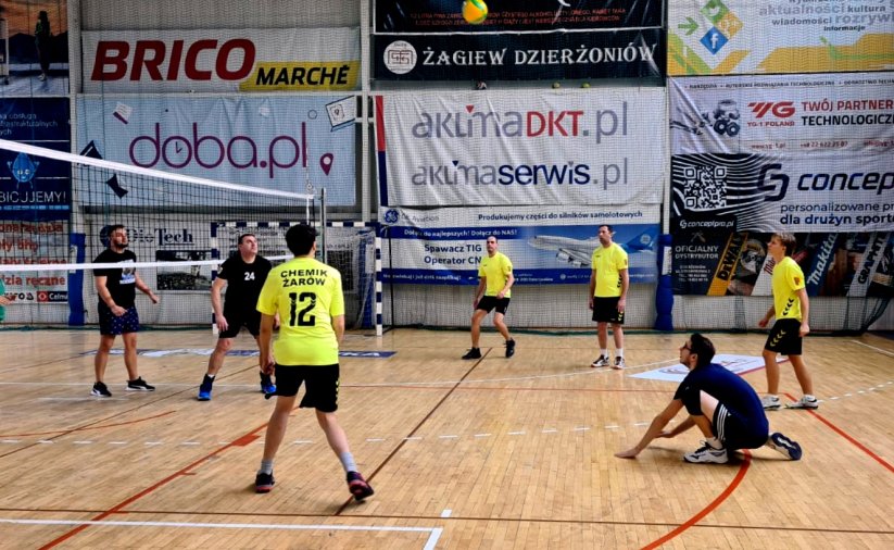 Boisko do stakówki, na nim grający zawodnicy