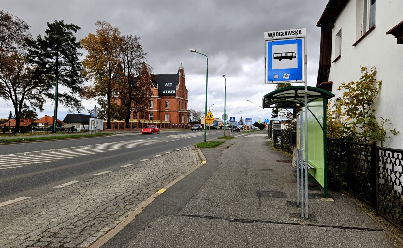 Ulica Wrocławska z widocznym po prawej stronie przystankiem autobusowym