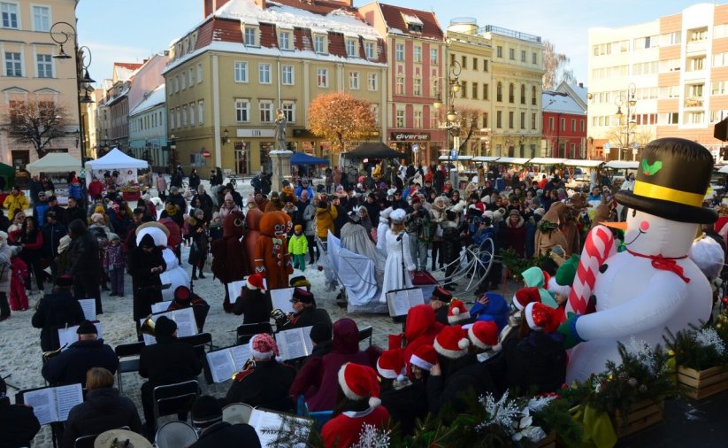 Tłumy mieszkańców ndzierzoniowa oraz postaci świątecznych w Rynku podczas wigilii mieszkańców