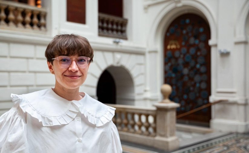 Zdjęcie Karoliny Ribickiej na tle zabytkowego, pałacowego wnętrza