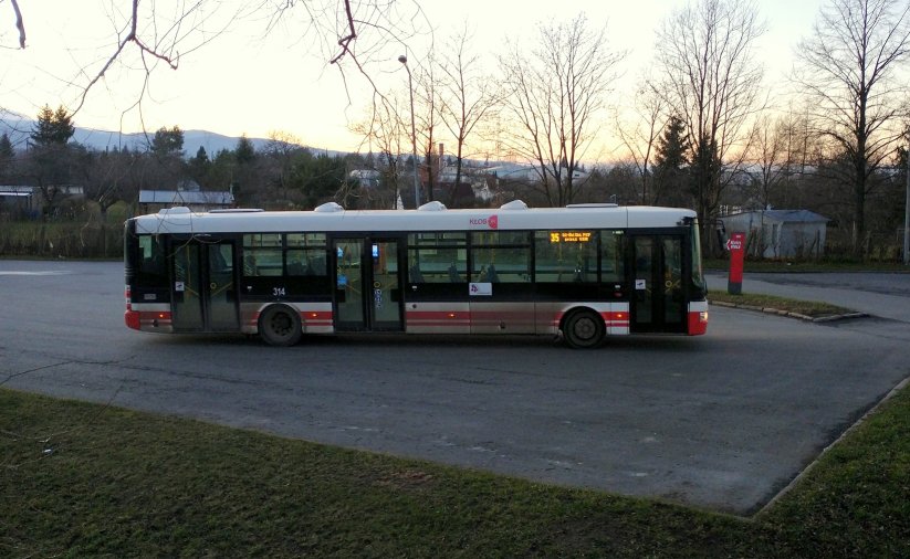 autobus na przystanku Dzierzoniów OSiR