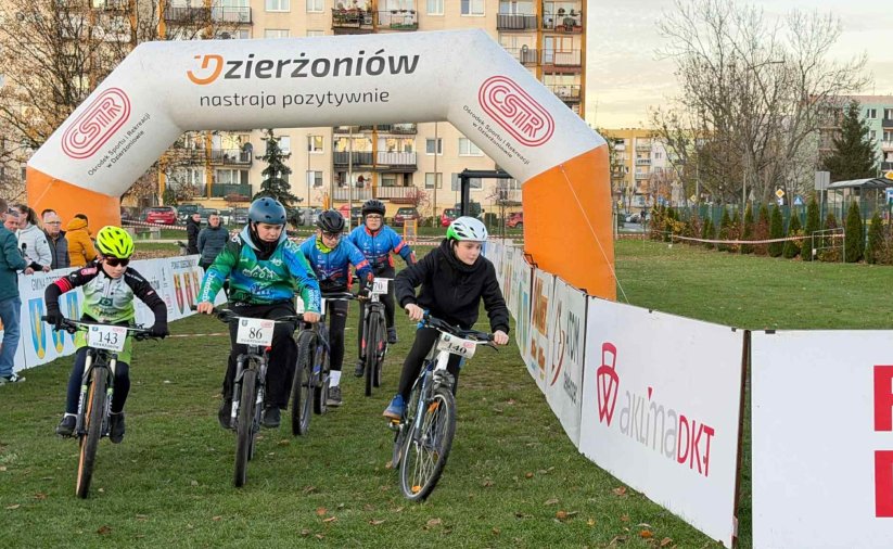 Ścigający się rowerzyści na torze