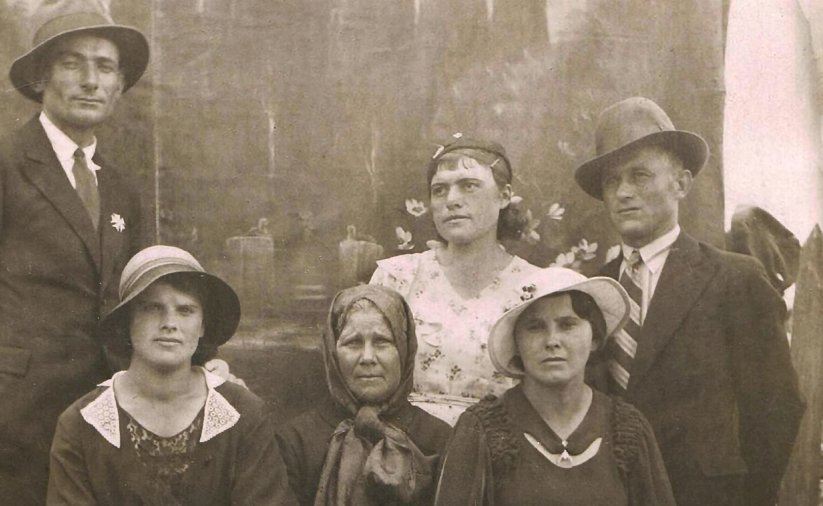 Czarno-białe zdjęcie rodzinne, przedwojenne