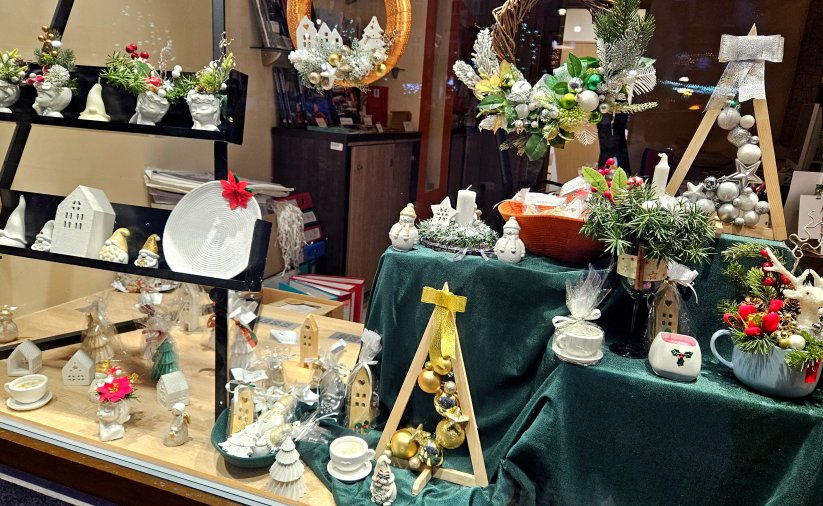 Wystawa prac świątecznych w Oknie Artystycznym - aniołki, stroiki, świece, bałwanki, choinki