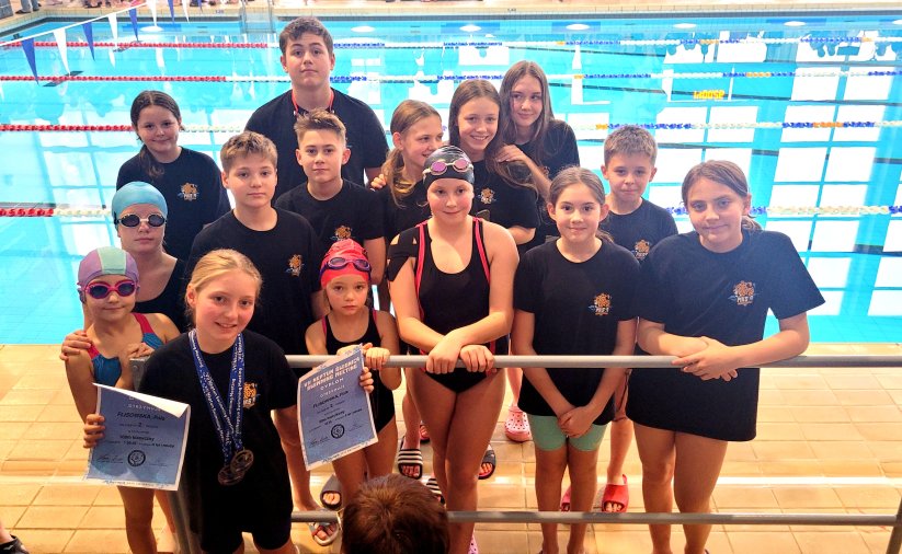 Pływacy MKS 9 na basenie