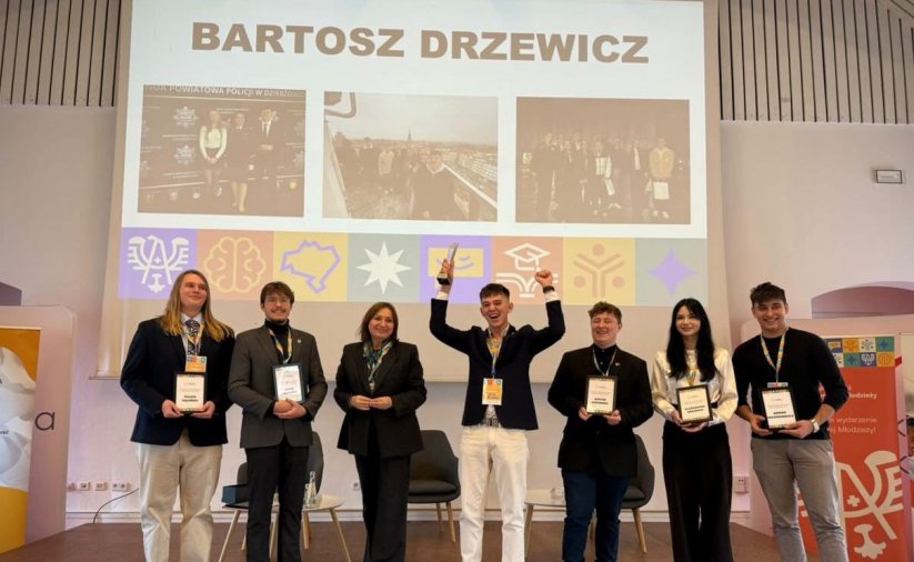 Grupa młodych radnych z Dzierżoniowa na kongresie w Krzyżowej, wśród nich nagrodzony Bartosz Drzewicz z uniesionymi do góry w geście zwycięstwa rękami