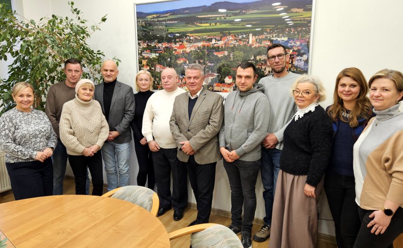 Grupa ludzi, przedstawicieli nagrodzonych wspólnot mieszkaniowych, z burmistrzem