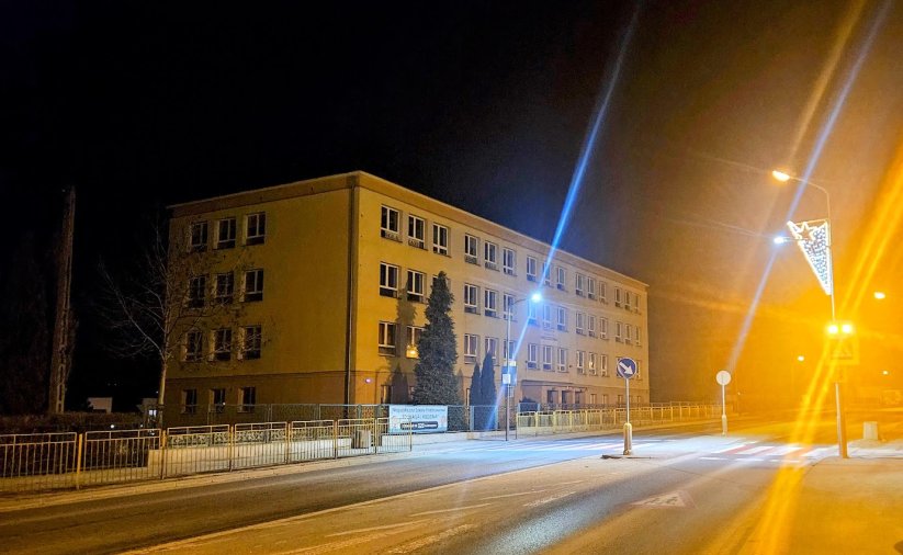 pomarańczowe światło przy aktywnym przejściu dla pieszych, pasy przy ul. Wrocławskiej naprzeciw szkoły niepublicznej