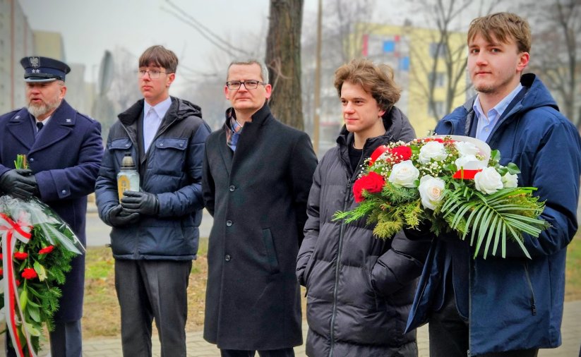 delegacje z wiązankami kwiatów biało-czerwonych
