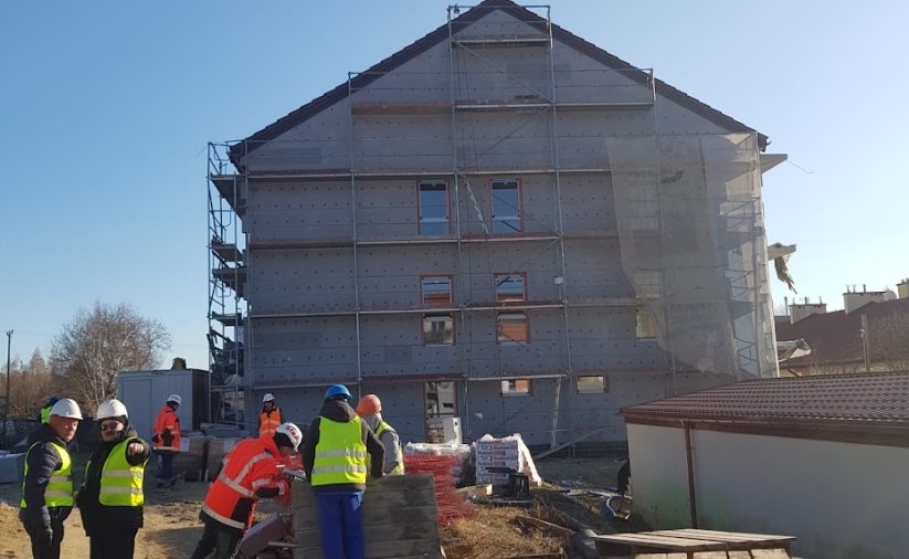 budowa budynku komunalnego przy ul. Prusa - widać bryłę budynku i robotników na placu budowy