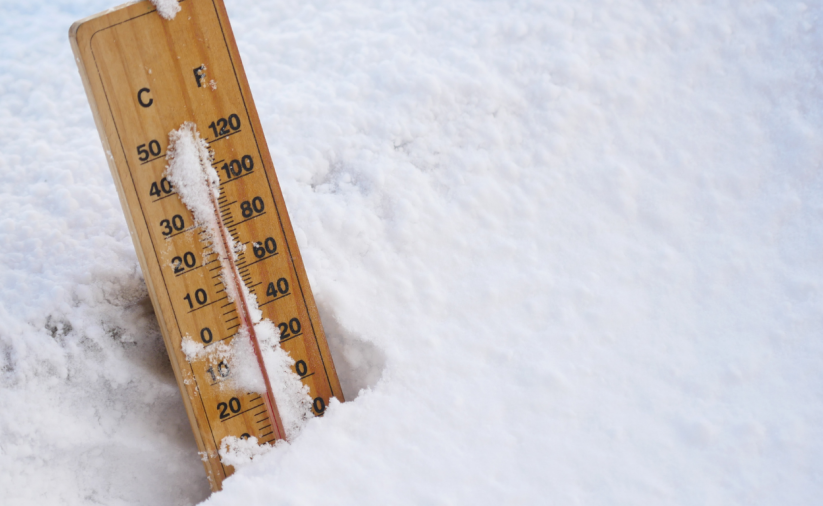 Komunikat miasta Dzierżoniów o trudnych warunkach zimowych, opadach śniegu i marznącego deszczu oraz działaniach służb kryzysowych. Informacja zawiera ostrzeżenia dla mieszkańców i numery alarmowe.