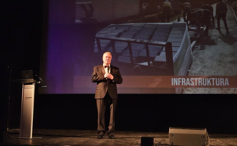 Burmistrz przemawiający na scenie