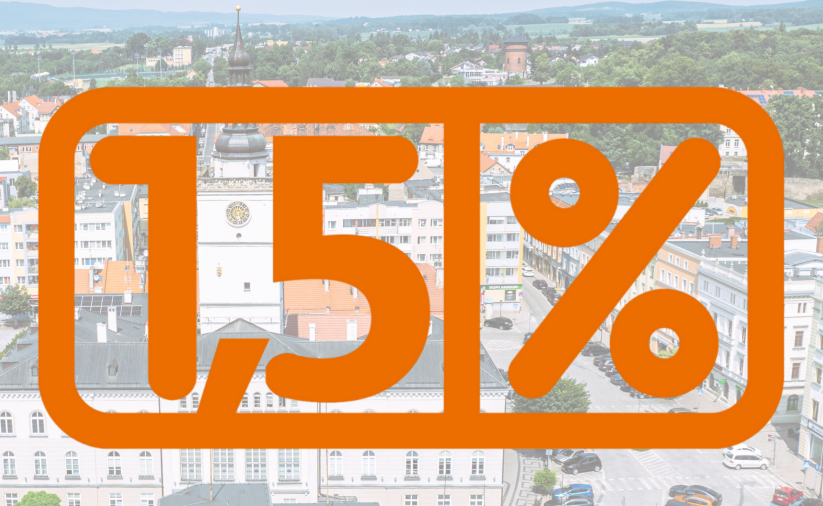 Napis 1,5% na półprzezroczystym tle - panoramie miasta. Na pierwszym planie widoczny ratusz
