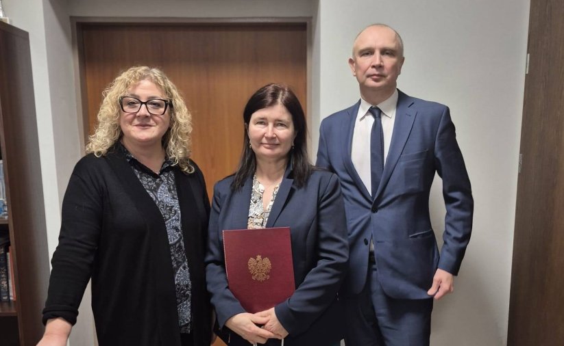 dolnośląski wicekurator oświaty Dariusz Wójcik wręcza nagrodę nauczycielce SP 9 Annie Szczepaniak, obok dyrektor SP 9 Wioletta Uchaman-Chrząszcz