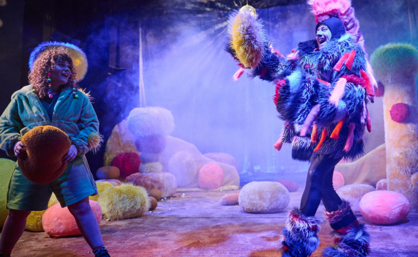 Scena ze spektaklu "Piaskowy Wilk"