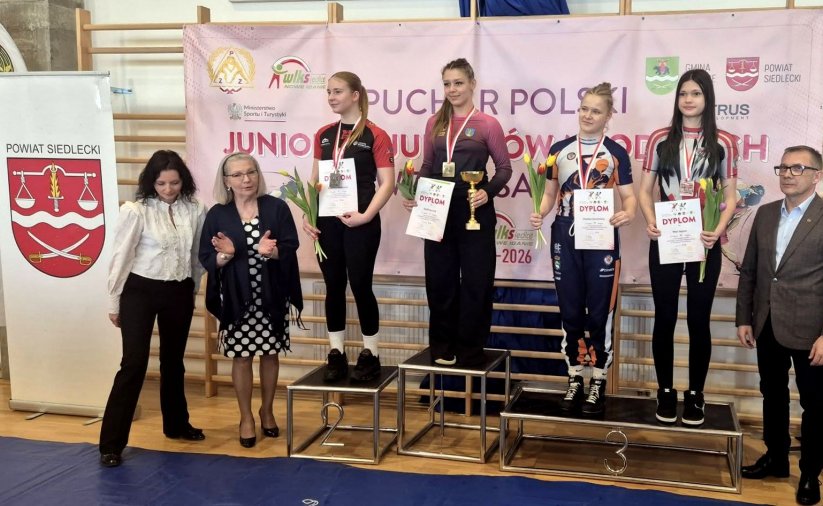 Zapaśniczki na podium z medalami i pucharami w rękach
