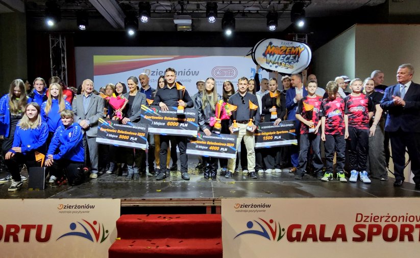 Sportowcy z Dzierżoniowa na scenie podczas XI Dzierżoniowskiej Gali Sportu