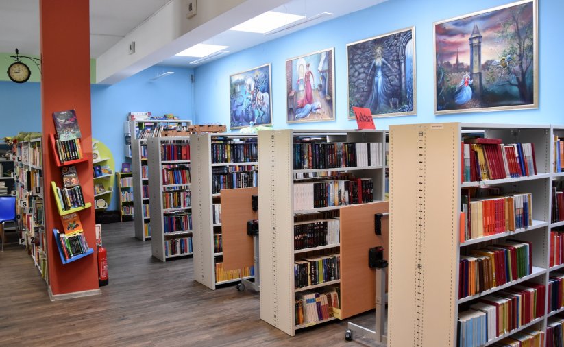 Wnętrze biblioteki, regały z książkami dla dzieci