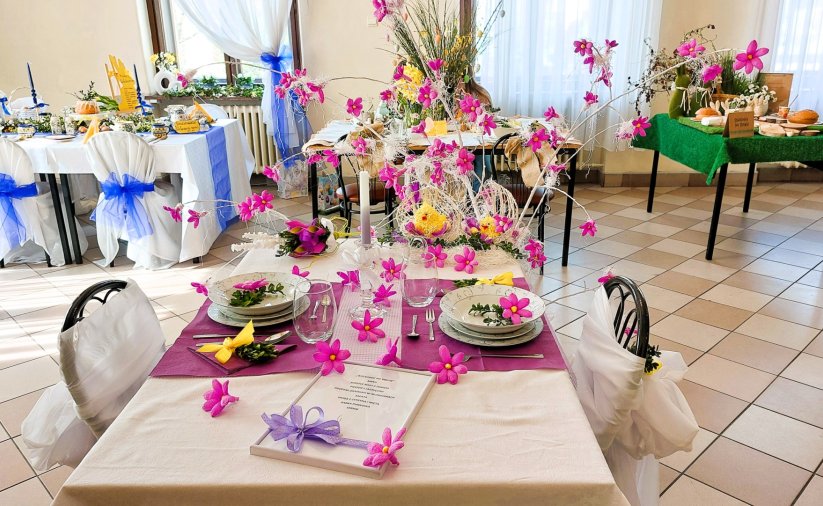 kolorowo zaarażowane nakrycia stołów wielkanocnych